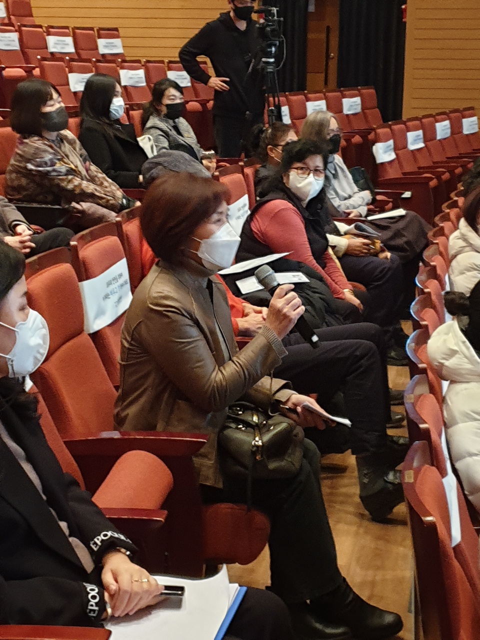 2021년 김포시 평생교육 관계자 워크숍 참가자가 질문하는 사진
